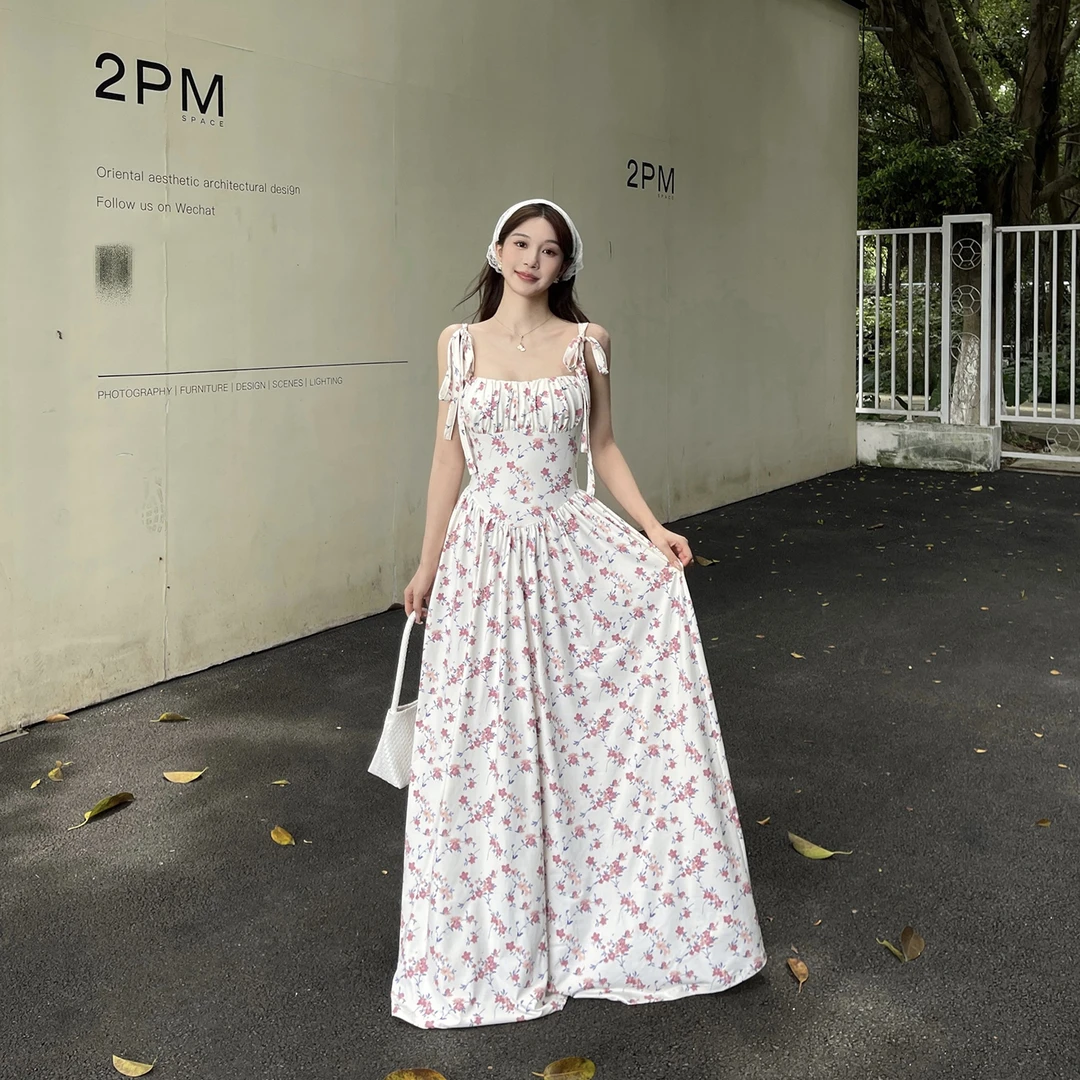 法式田园风甜美碎花吊带连衣裙2025夏季新款收腰显瘦大裙摆长裙