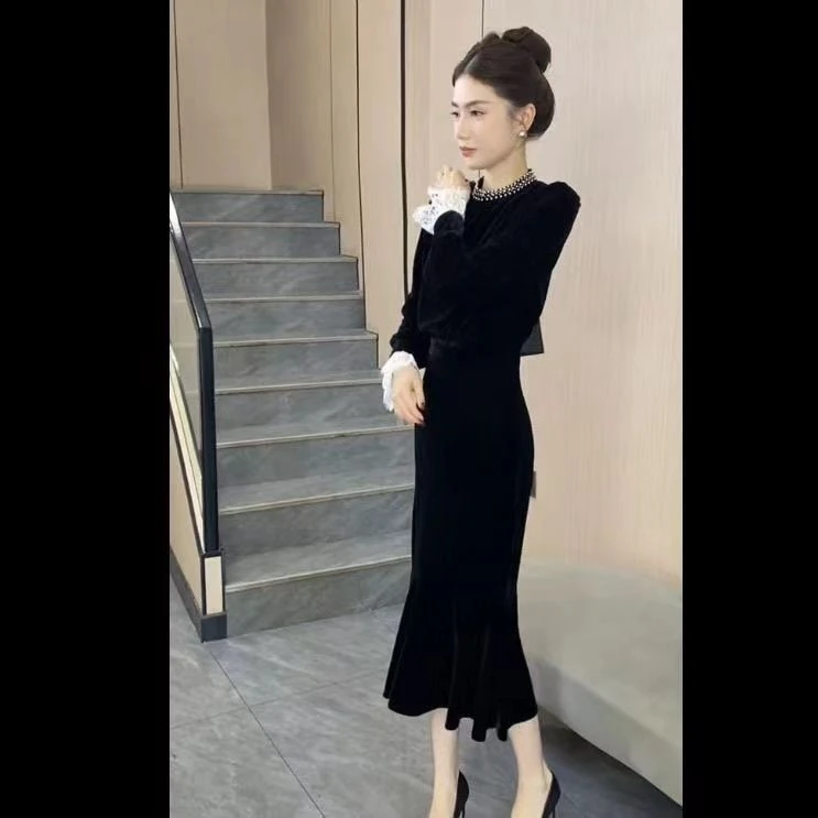 高级感黑色丝绒鱼尾开叉连衣裙女秋冬新款气质名媛蕾丝拼接长裙子