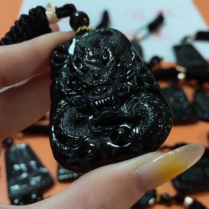 翡翠颈饰未镶嵌迷****人