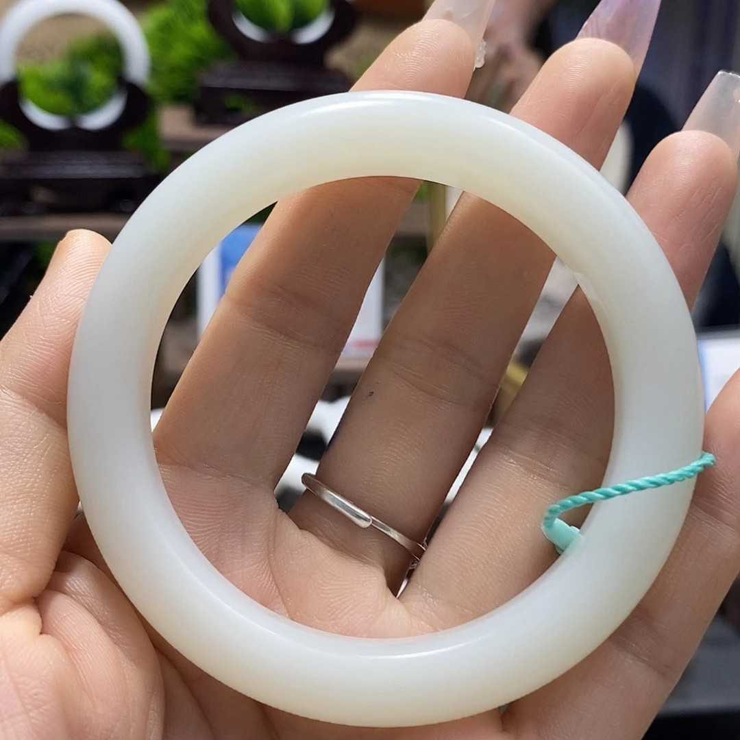 大***成和田玉未镶嵌手镯