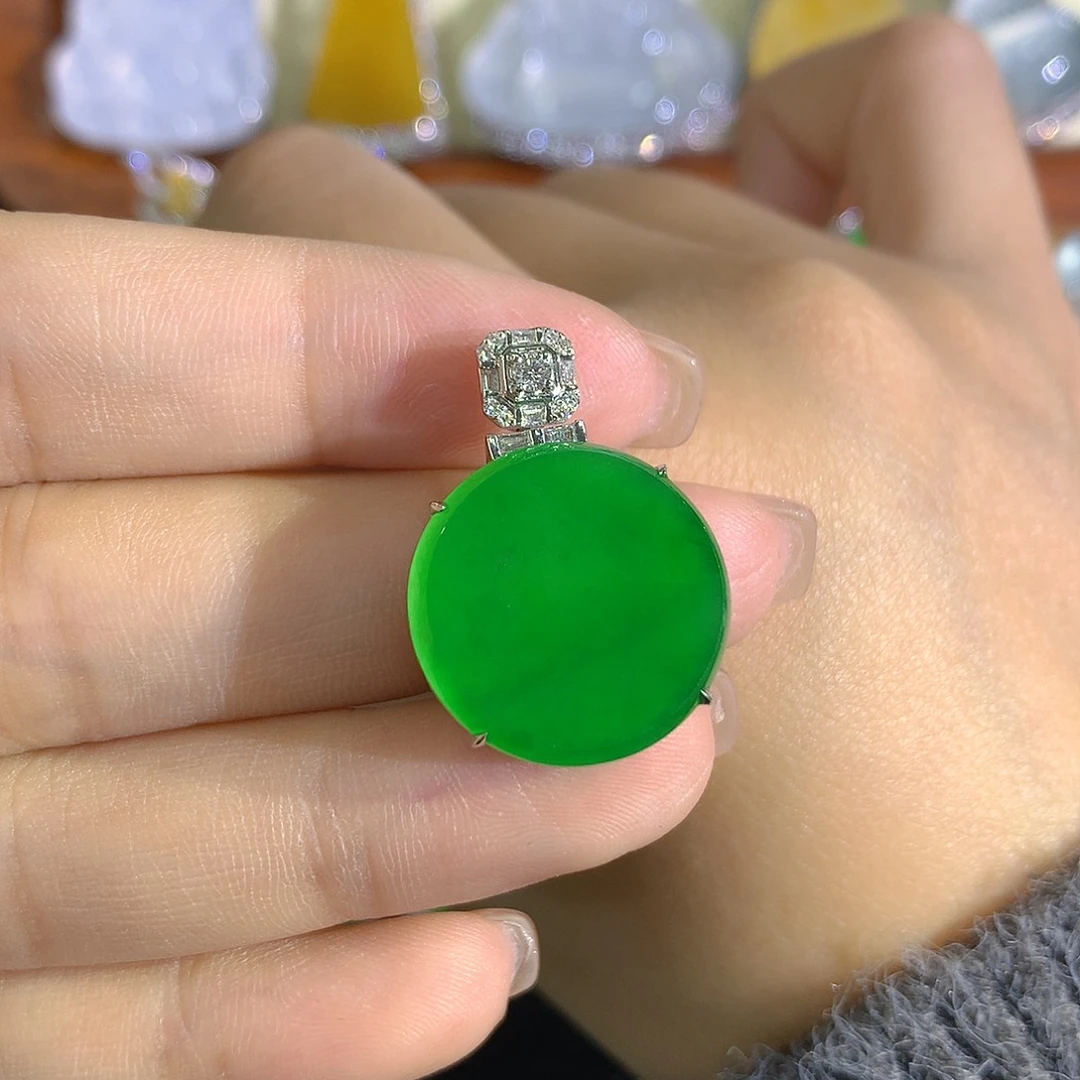 翡翠18K金镶嵌颈饰圆牌