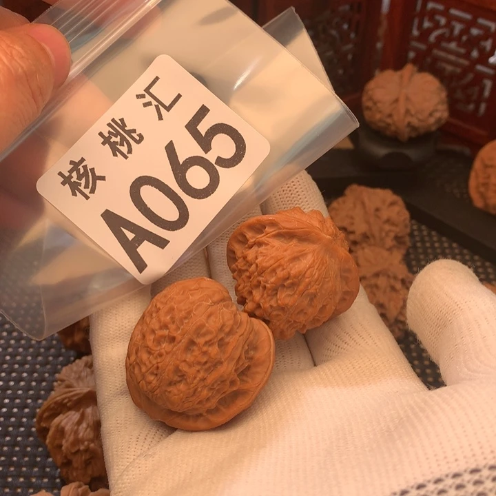 文玩核桃吊坠血麒麟37