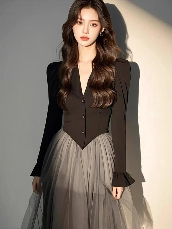 富家千金高级感穿搭赫本风黑色拼接网纱连衣裙子2025新款女装春季