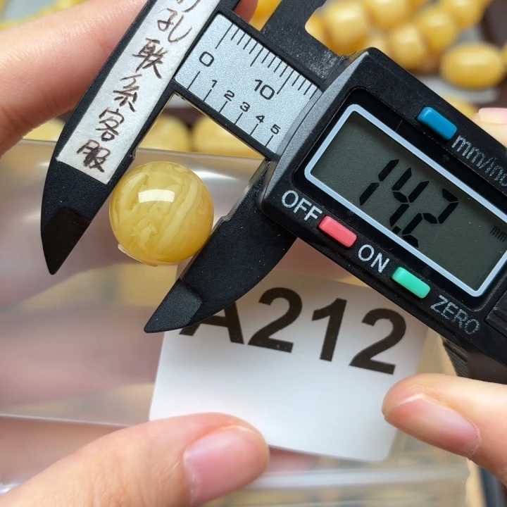 V***s蜜蜡未镶嵌裸石蜜蜡微瑕