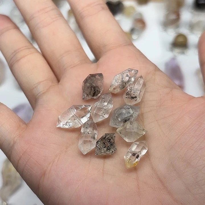 水晶颈饰未镶嵌10颗闪灵钻（已打手串孔）