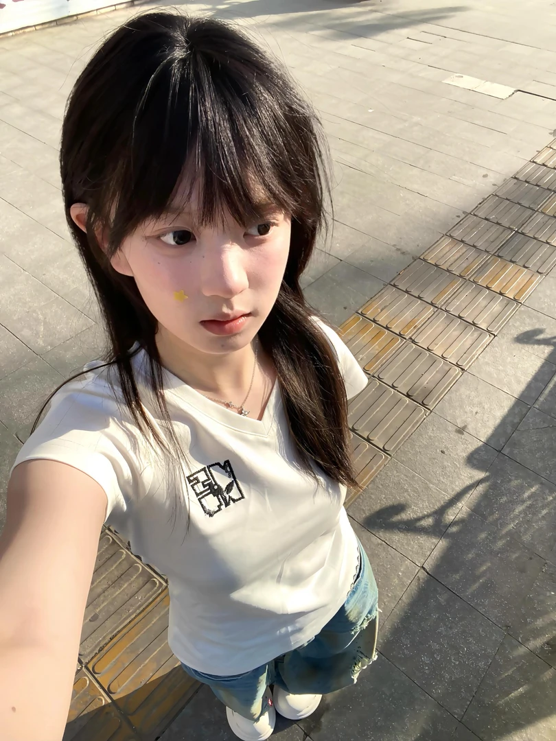 欧美式辣妹风白色V领短款t恤女夏季爆款修身显瘦小个子设计感上衣