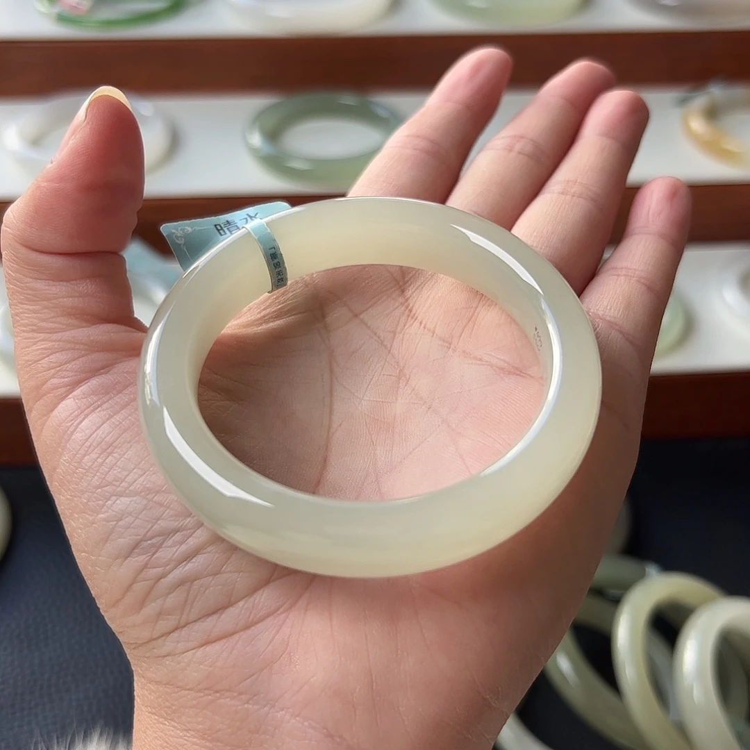 娜****和田玉未镶嵌手镯