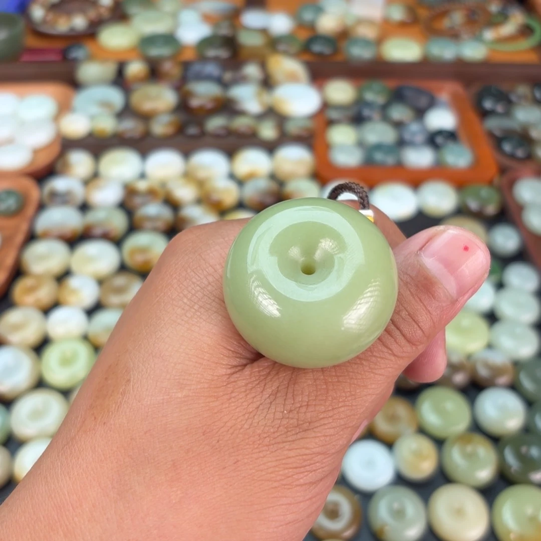 和田玉未镶嵌颈饰丹*，