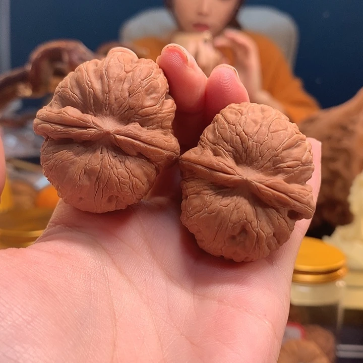 文玩核桃吊坠元宝