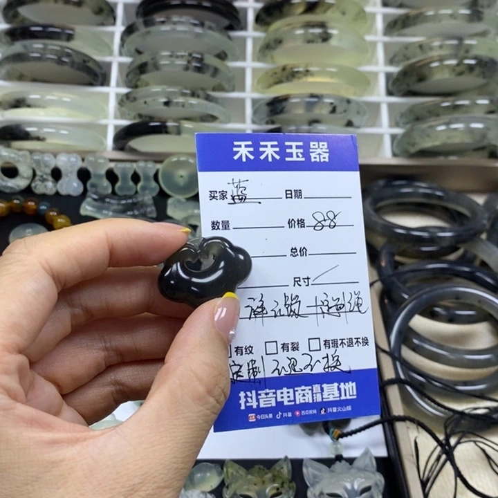蓝***睛未镶嵌蛇纹石玉颈饰