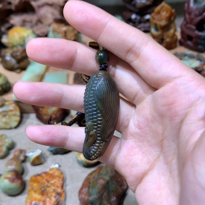 未镶嵌岫岩河磨玉（透闪石质玉）挂件