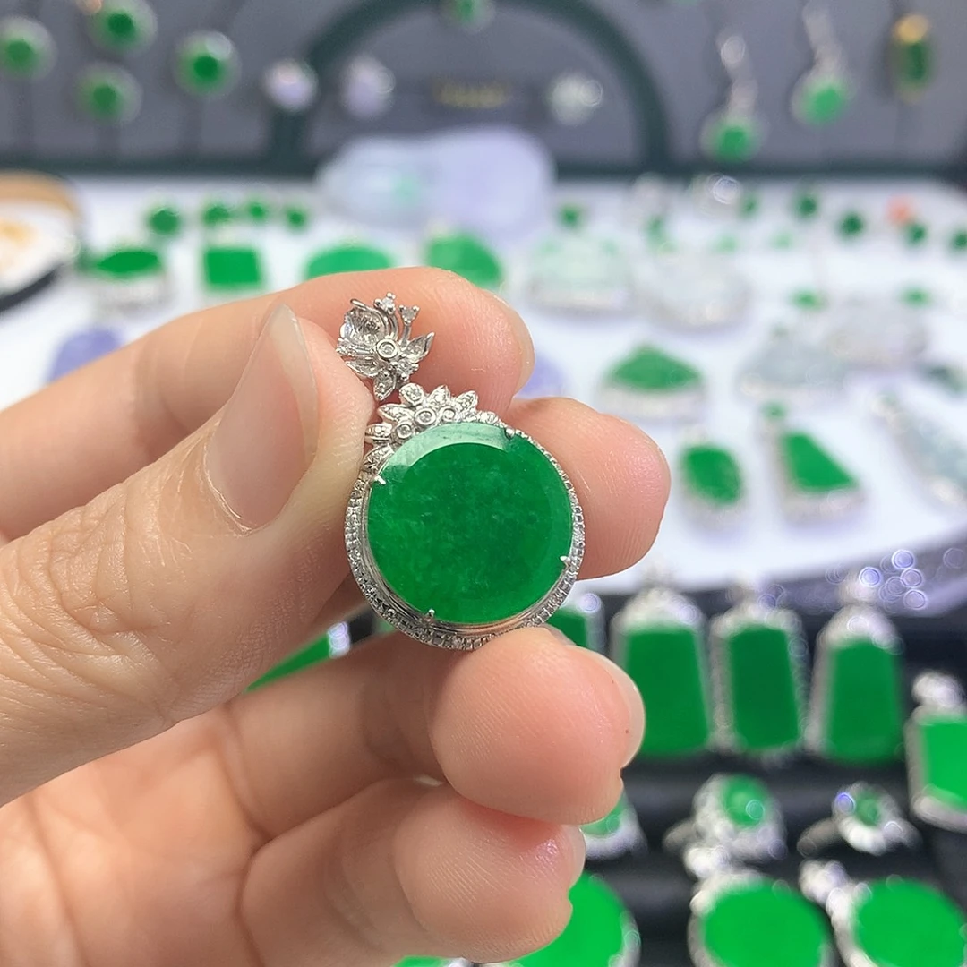 颈饰18K金镶嵌翡翠吊坠