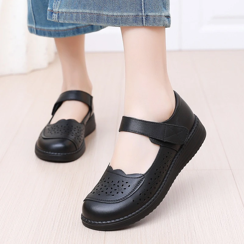 真皮圆头加宽女鞋夏款平跟软底妈妈鞋透气舒适镂空洞洞鞋中老年鞋