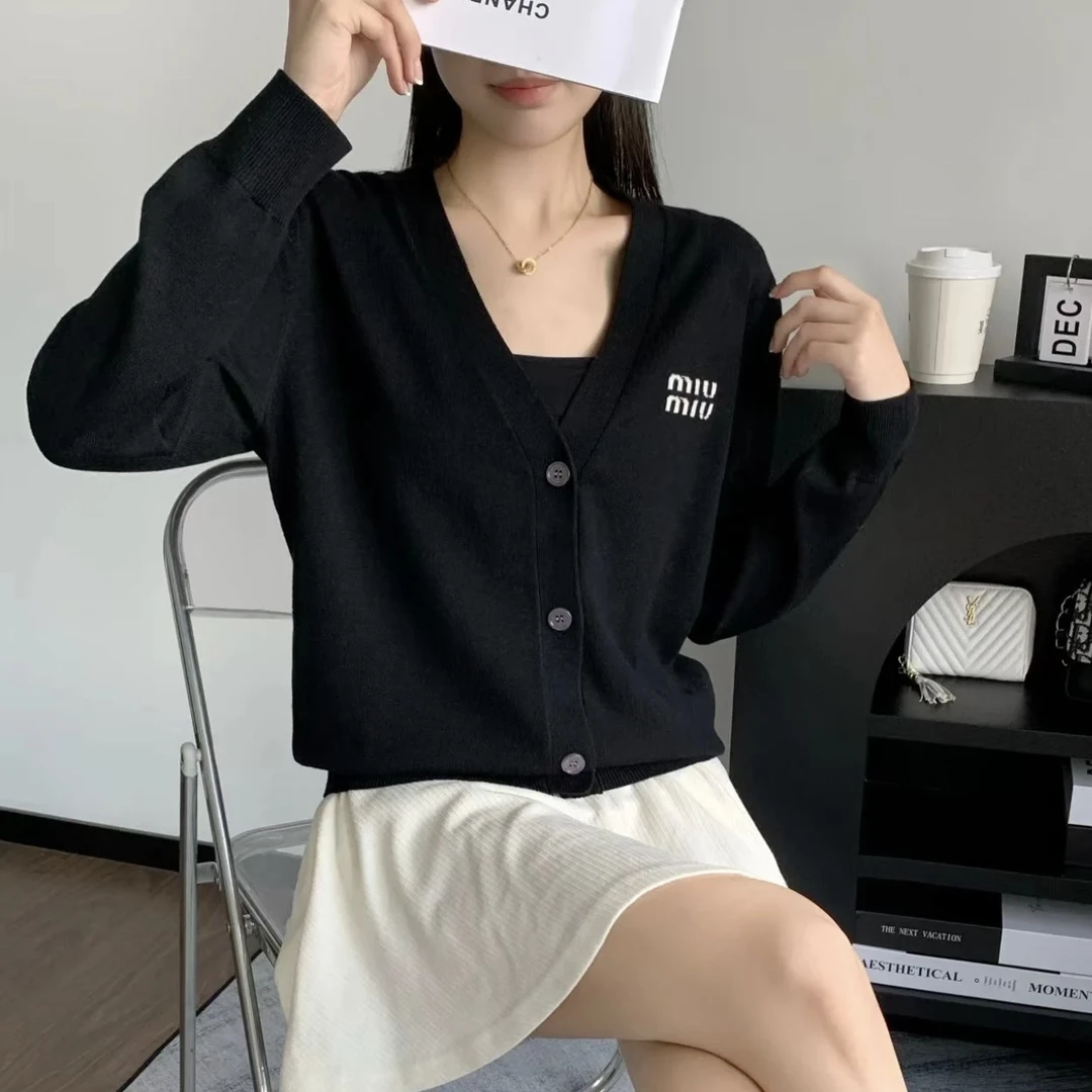 99新 MIU MIU/缪缪 ww120/24新款logo小标羊绒开衫外套 羊绒 40码