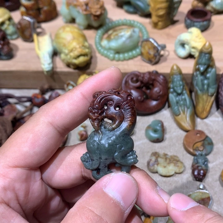 未镶嵌岫岩河磨玉（透闪石质玉）挂件