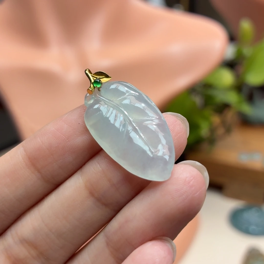 翡翠18K金镶嵌颈饰吊坠