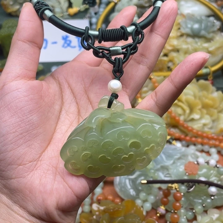 蛇纹石玉吊坠合金