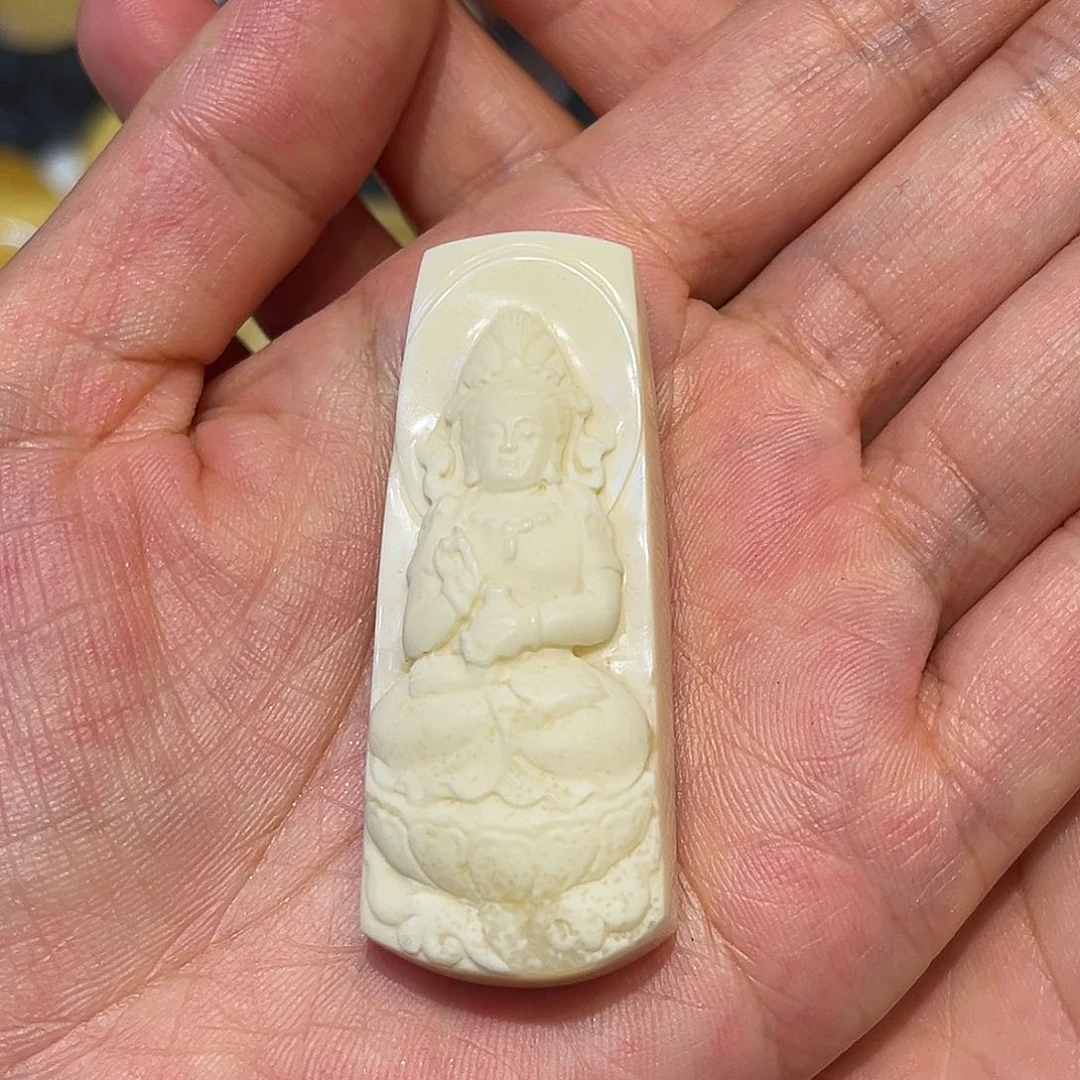 未镶嵌颈饰金珀观音