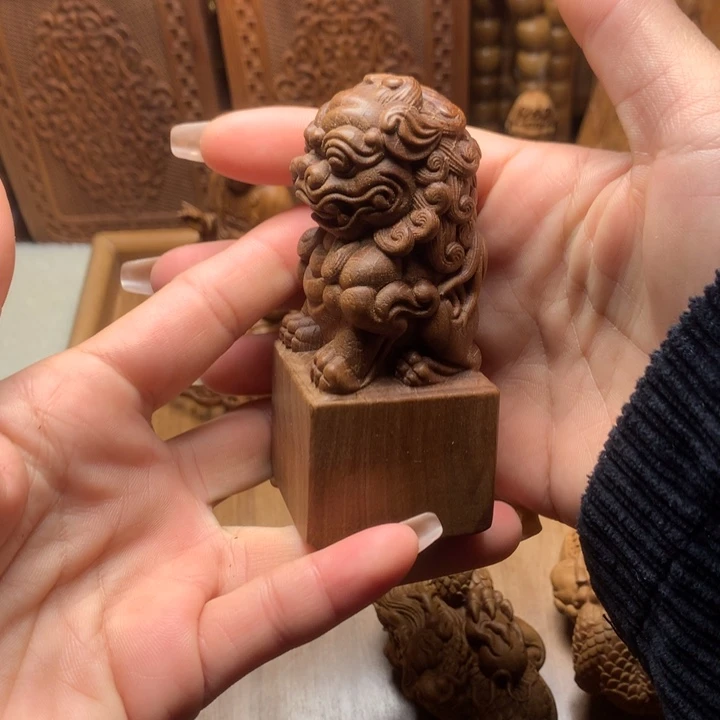 檀香木其他老山檀香手把件瑕疵