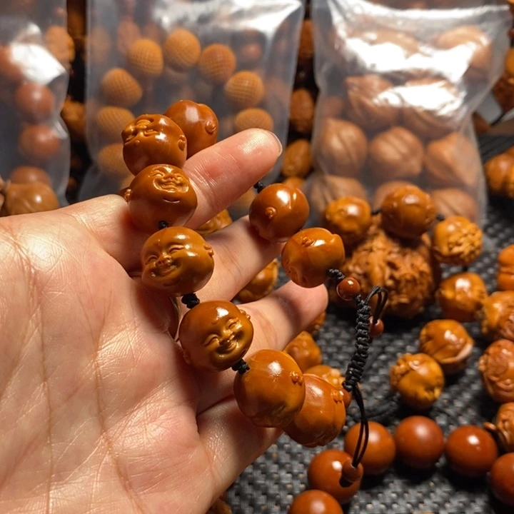 橄榄核吊坠十分开心