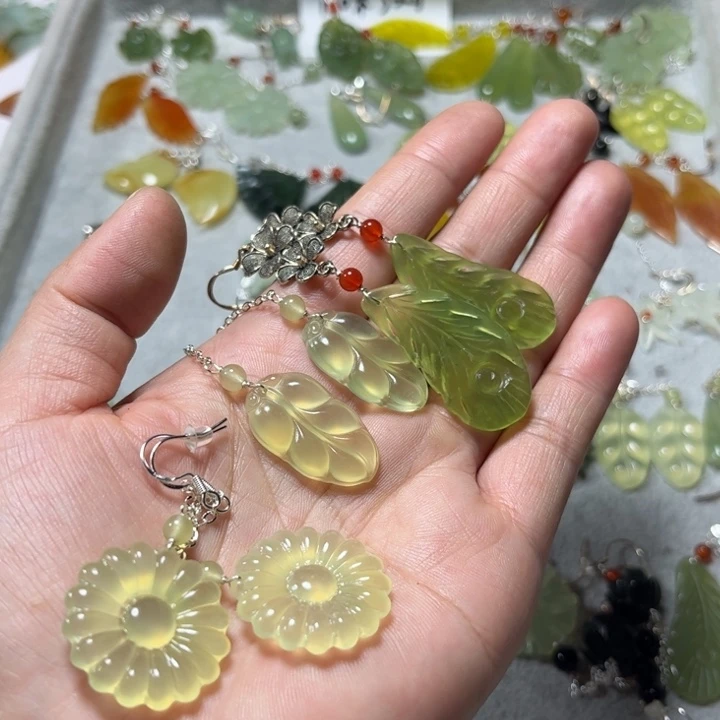 蛇纹石玉未镶嵌耳饰