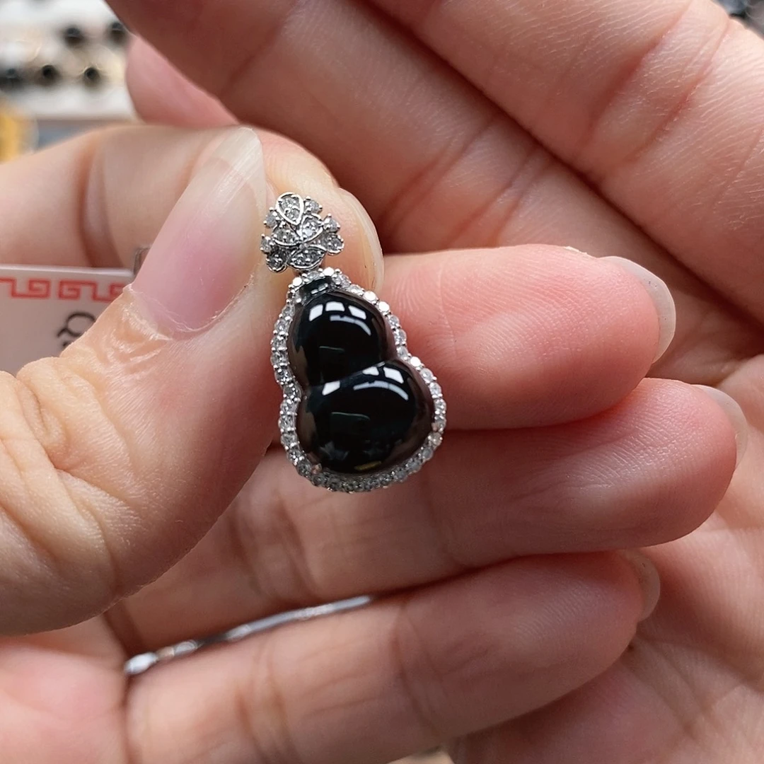 颈饰18K金镶嵌翡翠墨翠葫芦