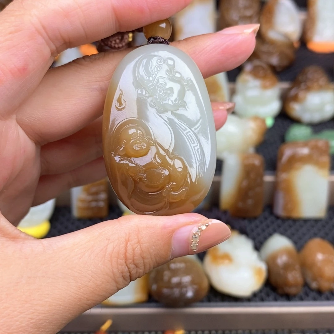 丁***相和田玉未镶嵌颈饰