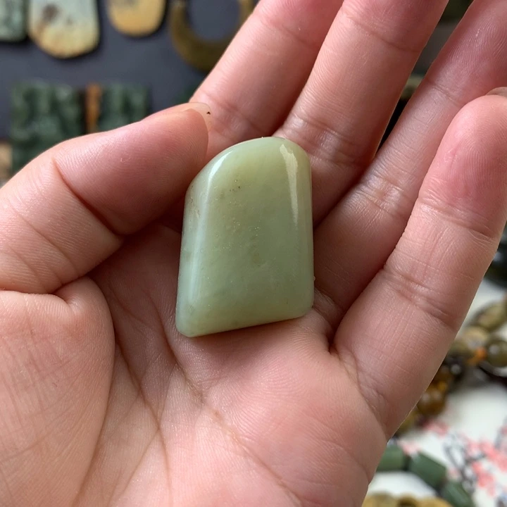 透闪石质玉未镶嵌颈饰