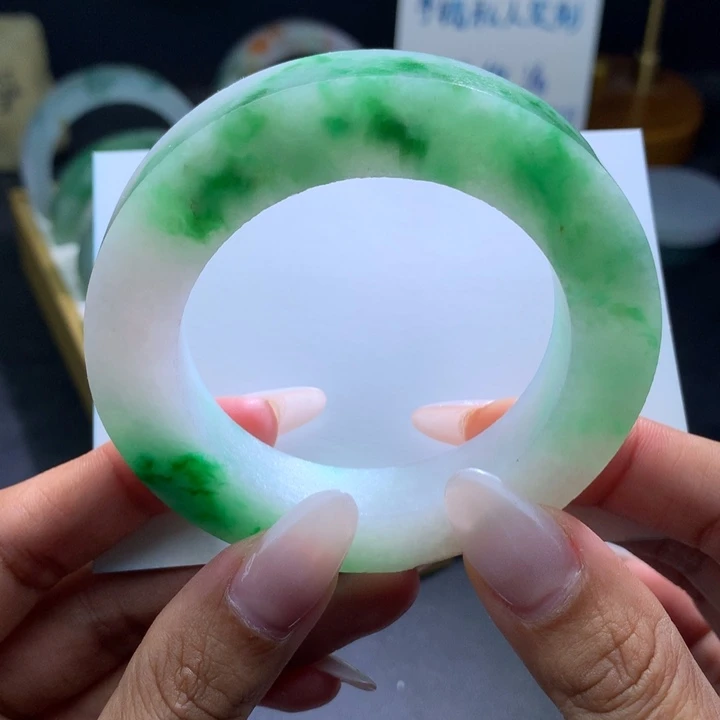 定制翡翠未镶嵌翡翠手镯