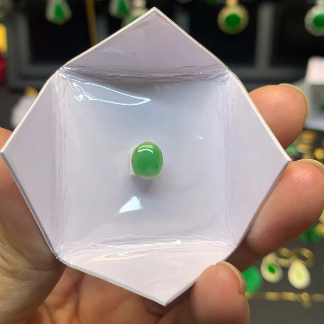 翡翠未镶嵌颈饰有纹