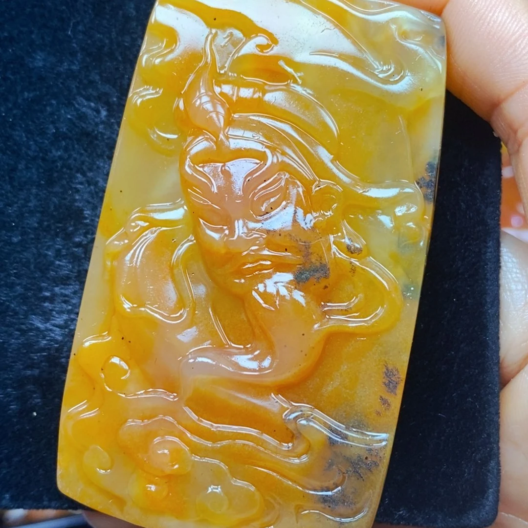 未镶嵌石英质玉（黄龙玉）颈饰