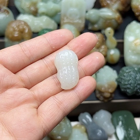 和田玉未镶嵌颈饰龍**人