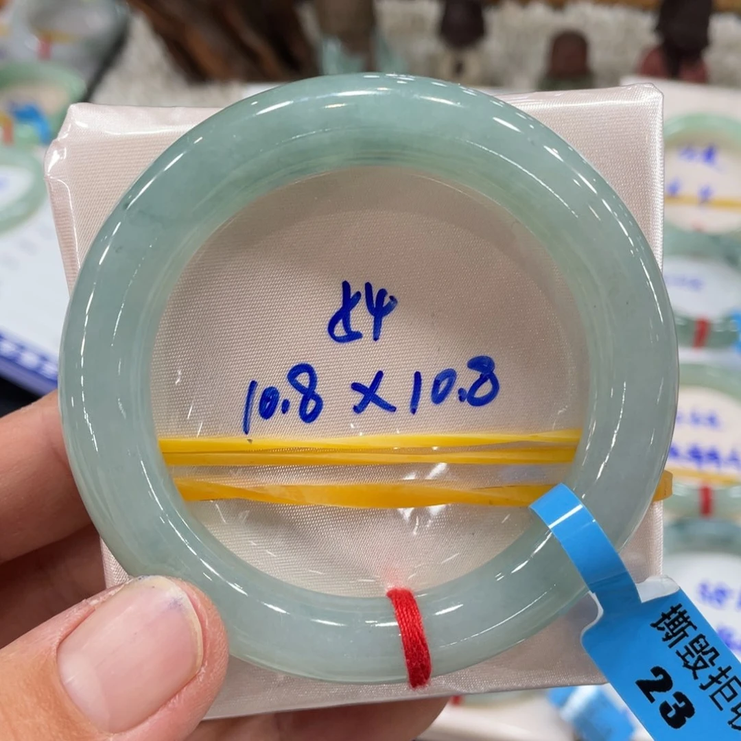 翡翠手镯未镶嵌翡翠