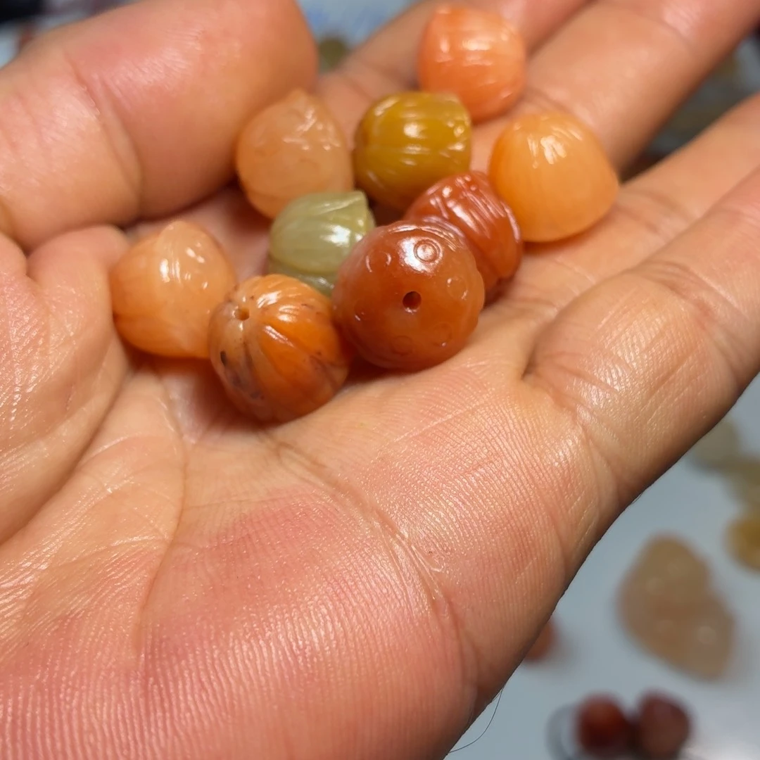 石英质玉（金丝玉）未镶嵌颈饰莲蓬