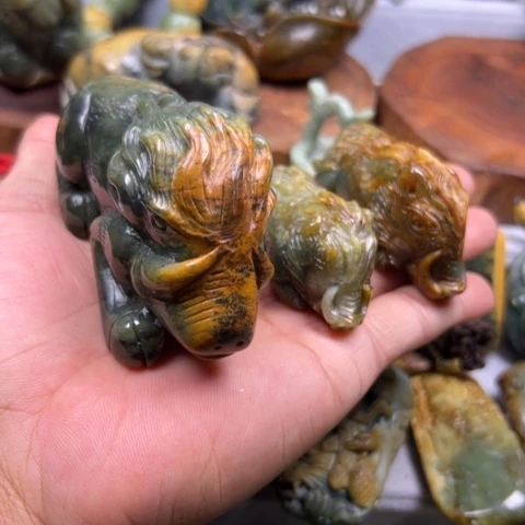 未镶嵌岫岩河磨玉（透闪石质玉）把件й