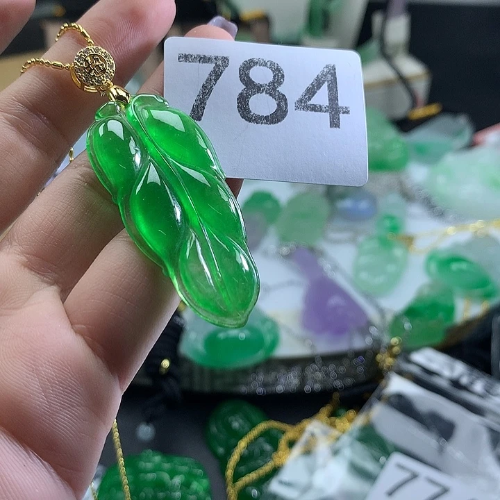 翡翠未镶嵌吊坠(赠链)