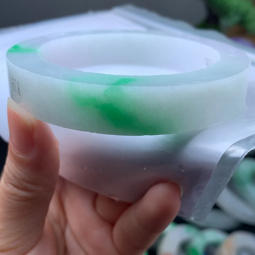 未镶嵌种老起胶白底青57一63定制翡翠