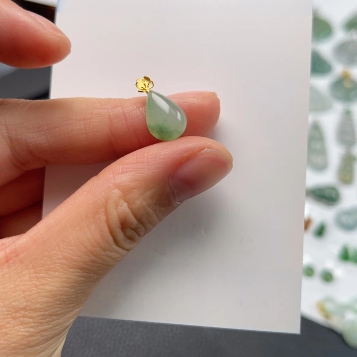 翡翠18K金镶嵌颈饰水滴