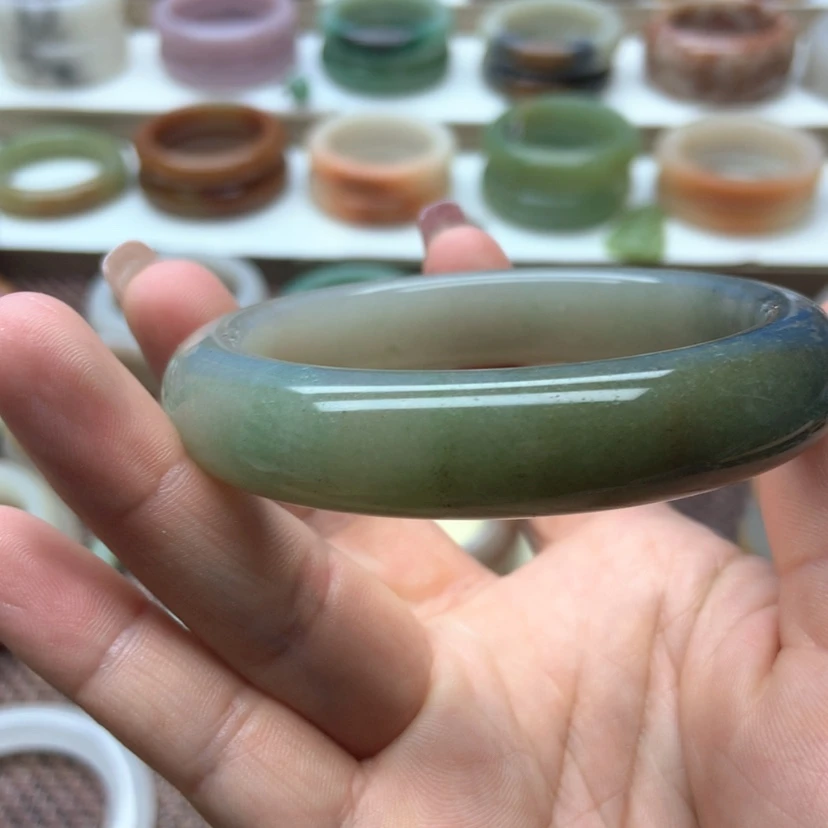 【闪购商品】石英质玉手镯未镶嵌千**蚕