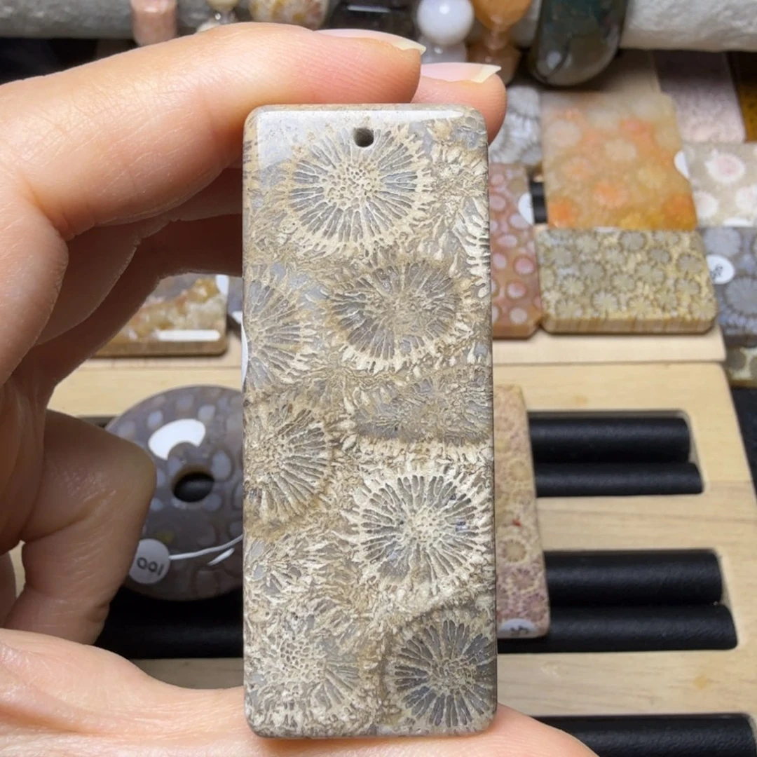 硅化玉未镶嵌黑大花，有点骨骼