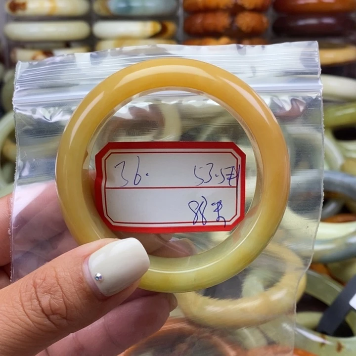 蛇纹石玉未镶嵌颈饰必**慢