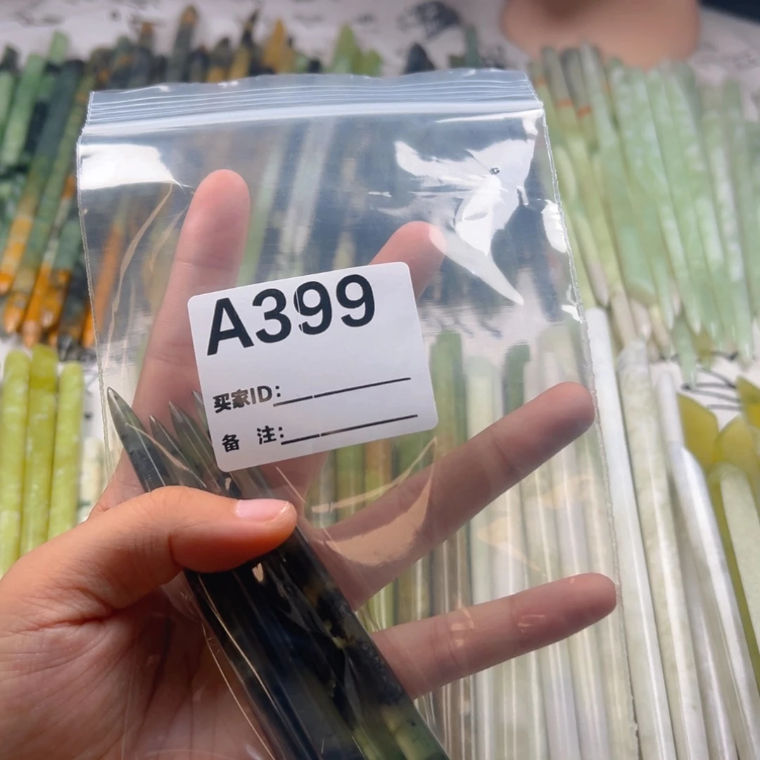 社***仔未镶嵌蛇纹石玉颈饰