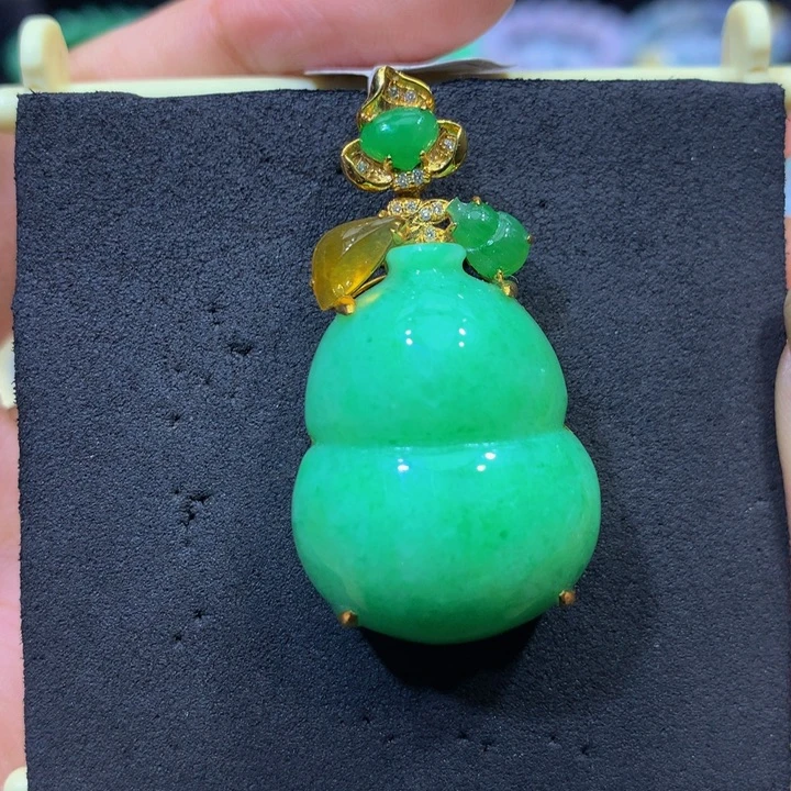 翡翠18K金镶嵌颈饰翡翠