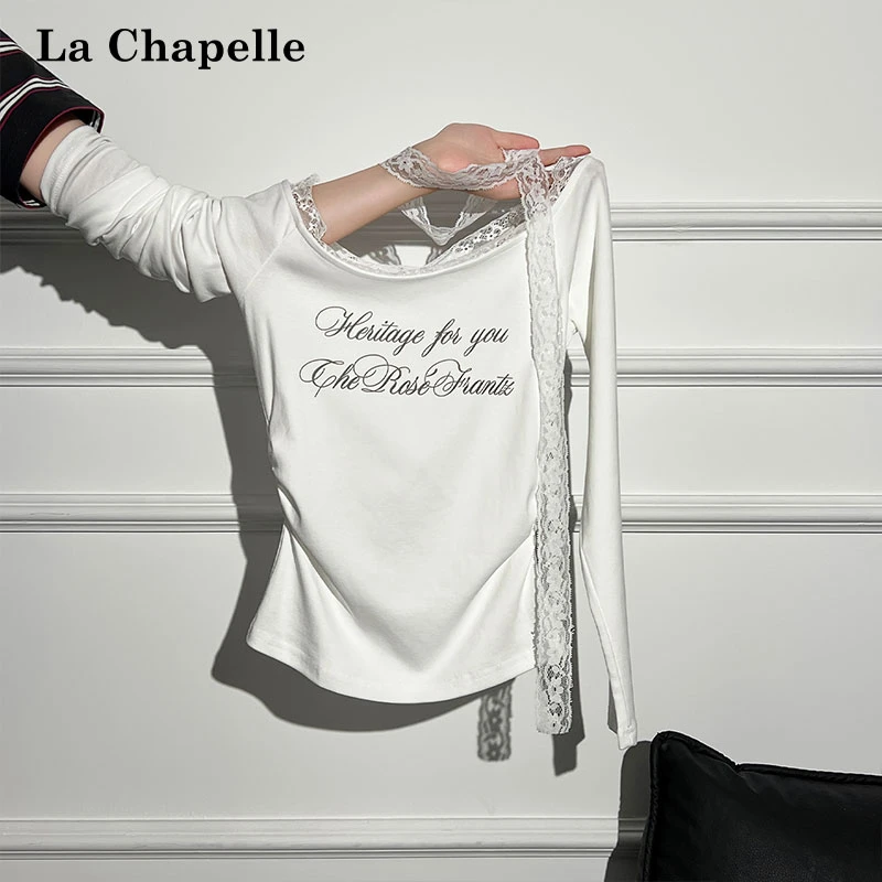 拉夏贝尔纯欲风蕾丝飘带一字领长袖T恤女秋季字母印花褶皱小上衣