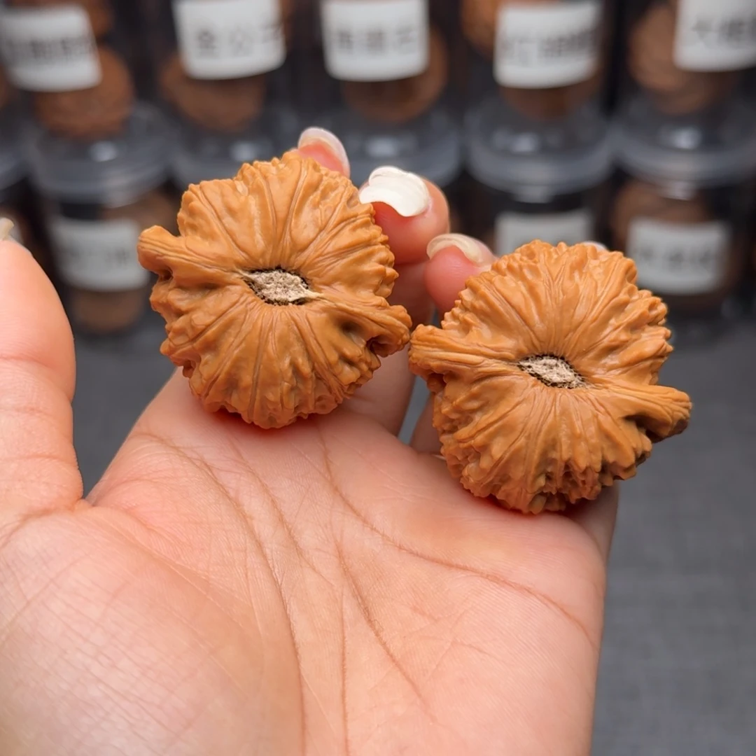 M***u把件文玩核桃大眼闷白