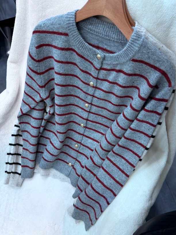 灰色红条圆领开衫