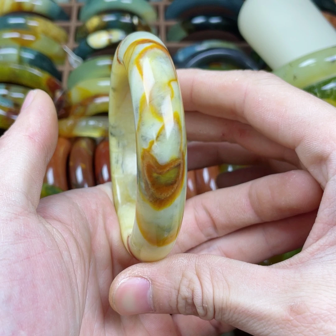 蛇纹石玉未镶嵌手镯