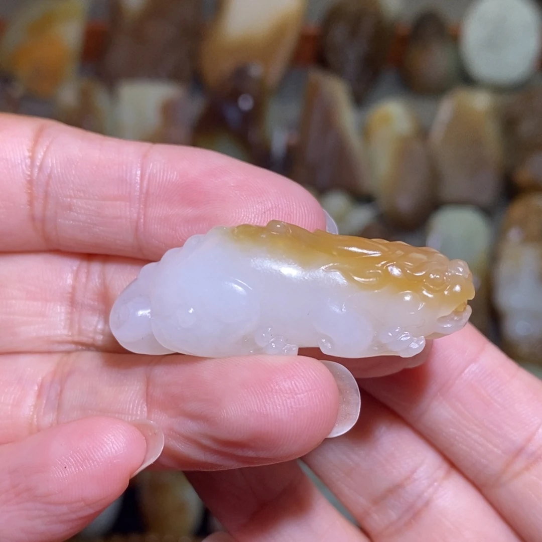 颈饰未镶嵌和田玉（糖玉）貔貅吊坠