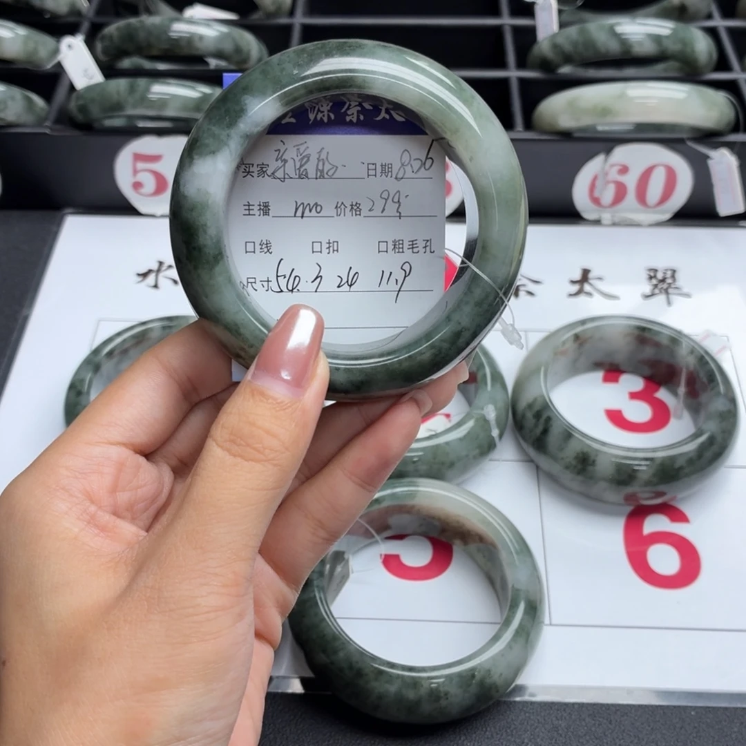 亲***下未镶嵌手镯石英质玉