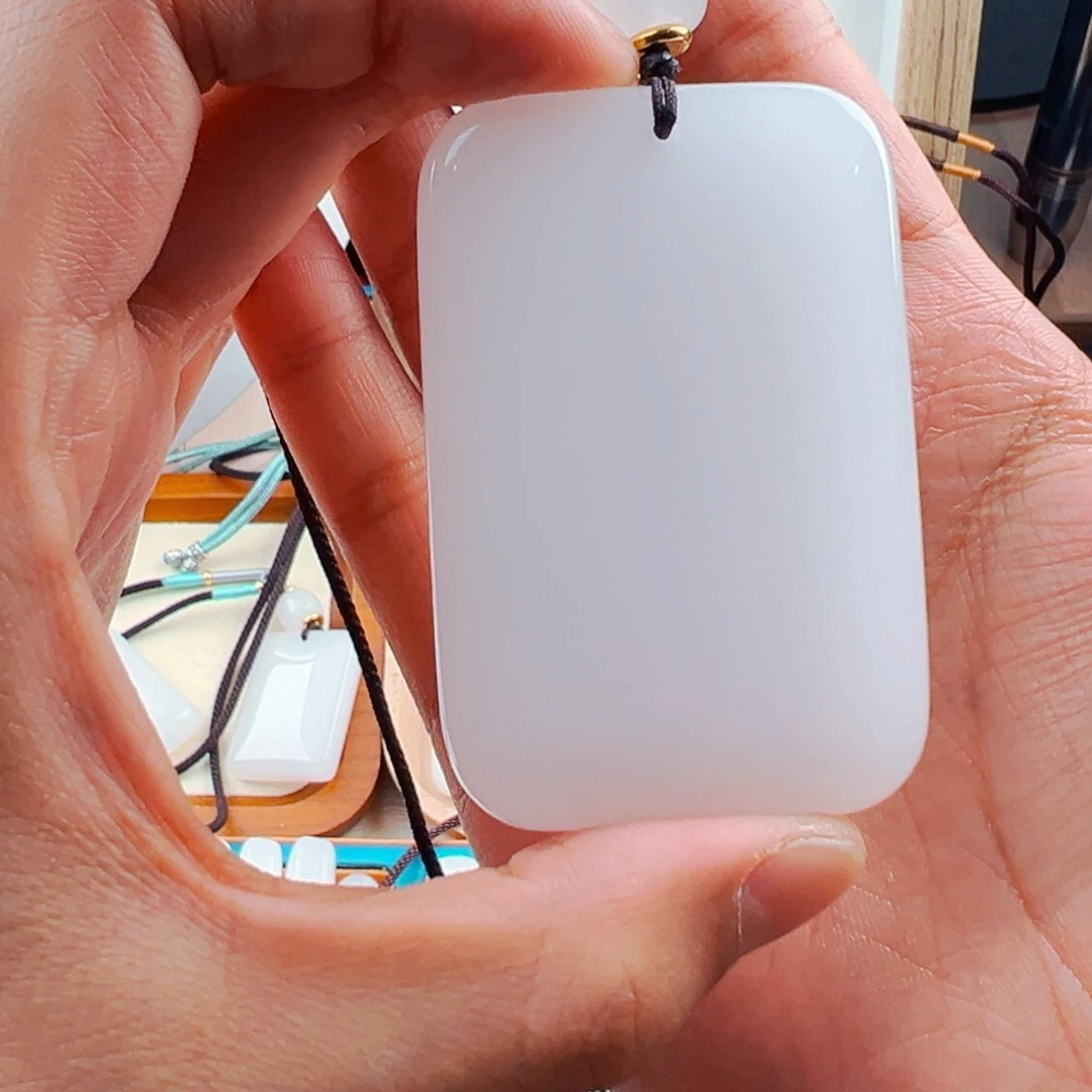 石英质玉颈饰未镶嵌庄*云